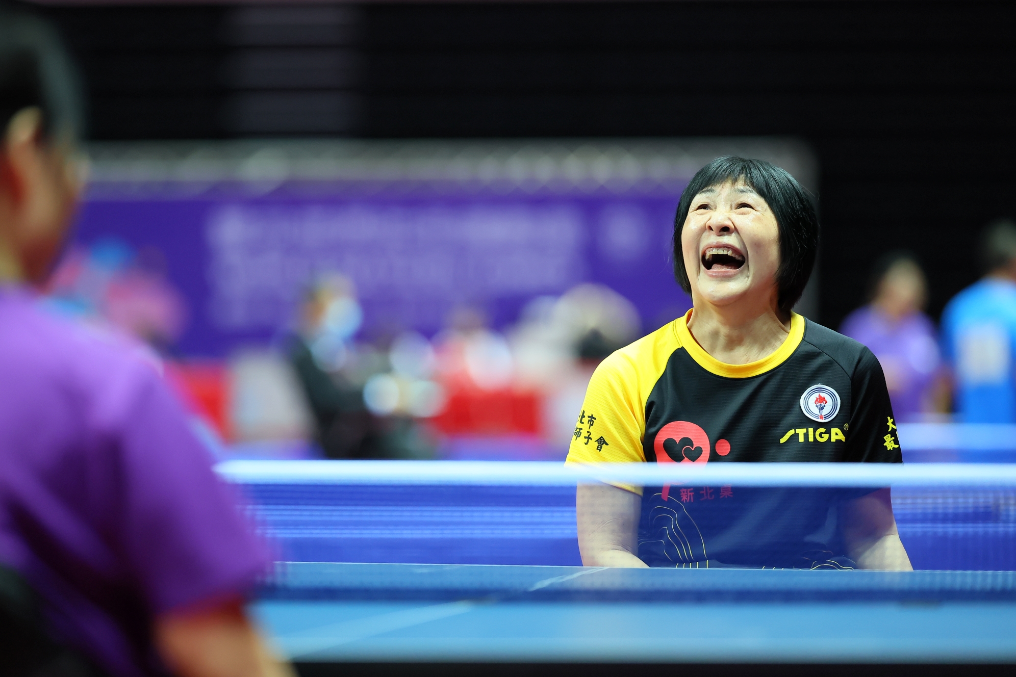  世壯運桌球賽進行時 不時看到盧碧春對看臺上的兒子微笑